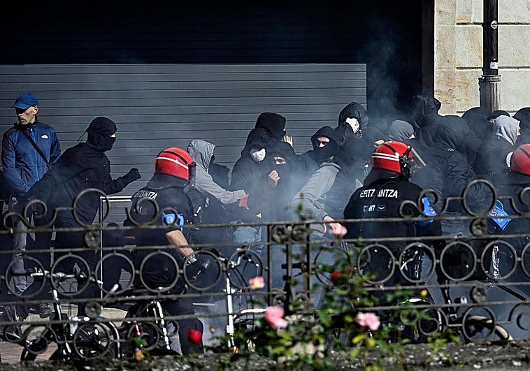 Esan pide recuperar las pelotas de goma ante «el repunte de la violencia callejera» y el aumento de agresiones a ertzainas